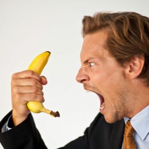 Человек кричит на банан