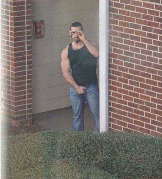 Мужик следит Мем