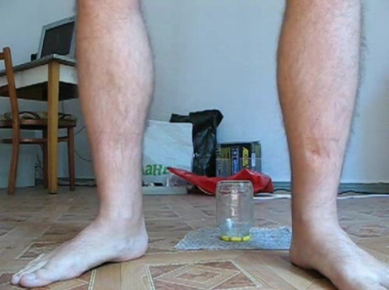 Мужчина и банка оригинал