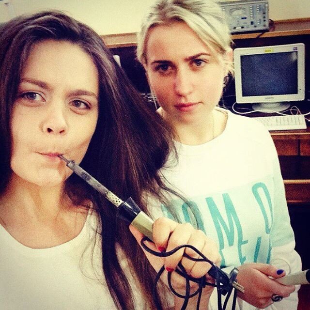 Девушка с паяльником