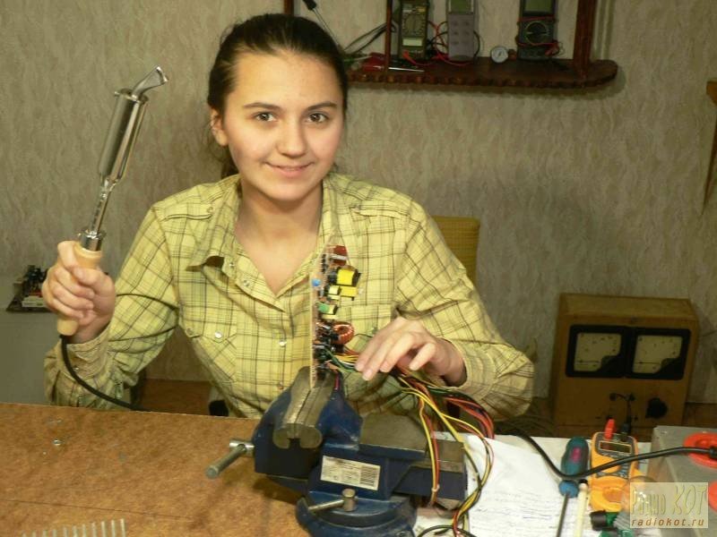 Паяльник в руке