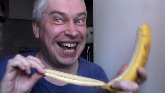 Удивлённый мужик и банан