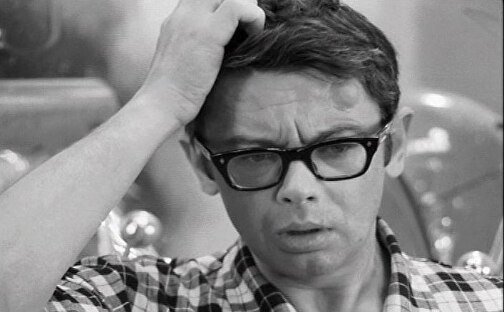 Человек чешет голову