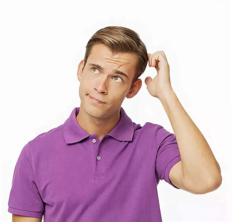 Человек чешет затылок