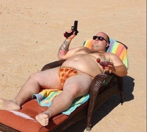 Толстяк на пляже