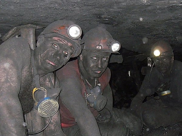 Шахтеры в угольной шахте