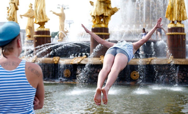 Десантники купаются в фонтанах