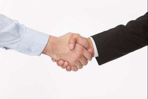 Пожимают руки