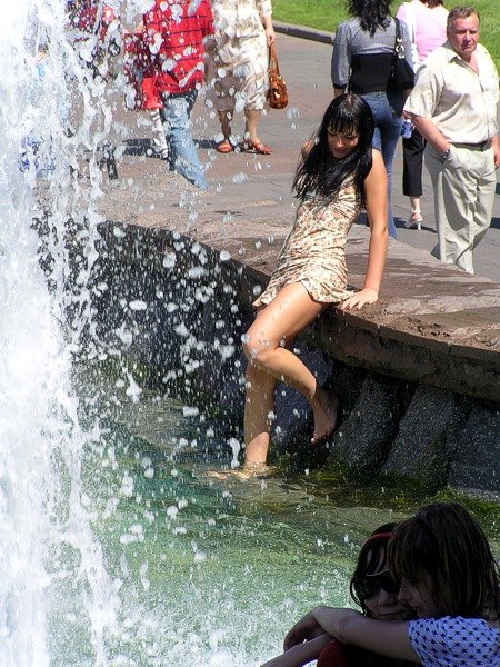 Фонтан "с девушкой"