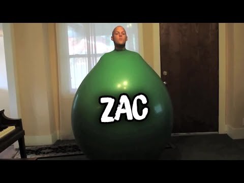 Надувает шарик