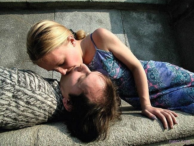 Искусственное дыхание девочке