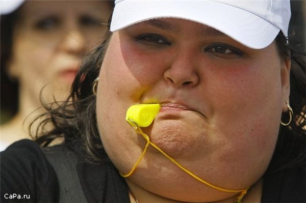 Девушка свистит в свисток