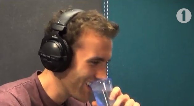 Мужик плюется водой