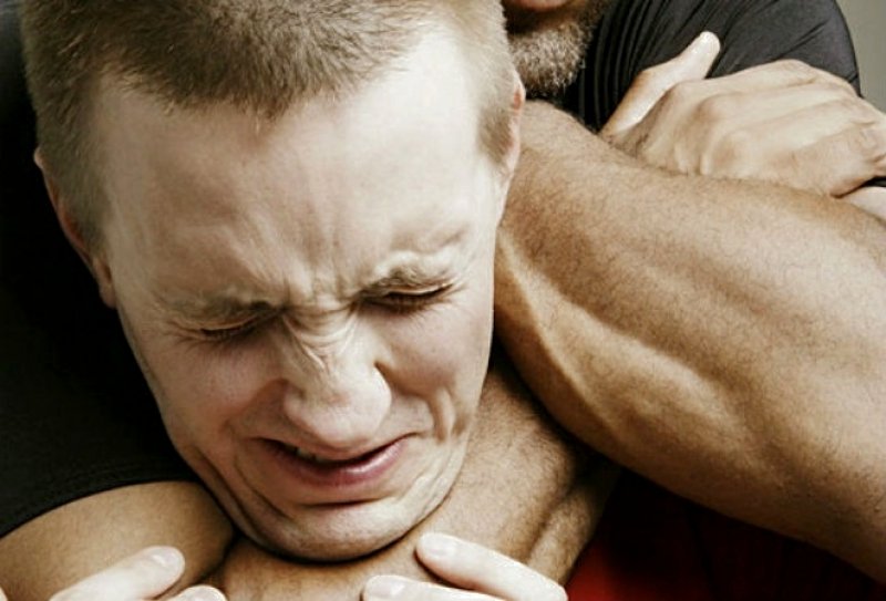 Мужик душит девушку