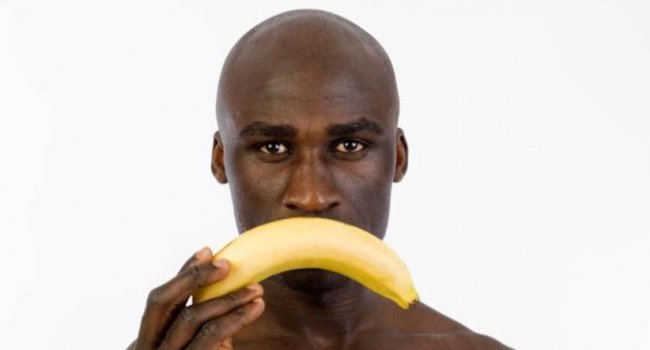 Негр ест банан