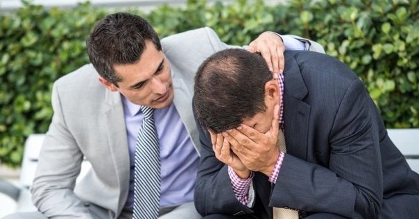 Парень утешает другого