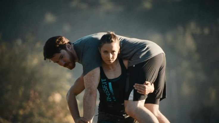 Мужчина бежит за женщиной