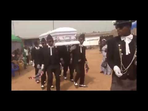 Афроамериканцы танцуют с гробом