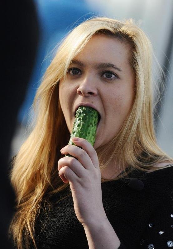 Девушка с огурчиком