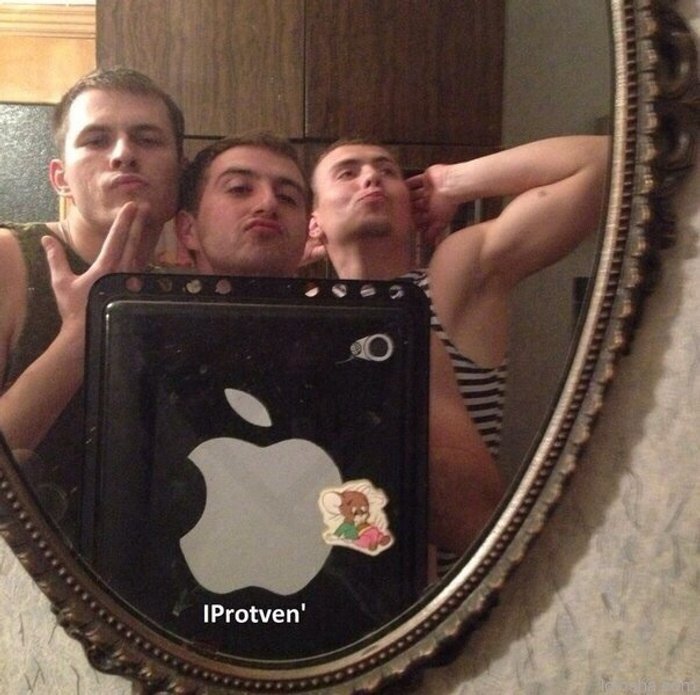 С мужиком у зеркала