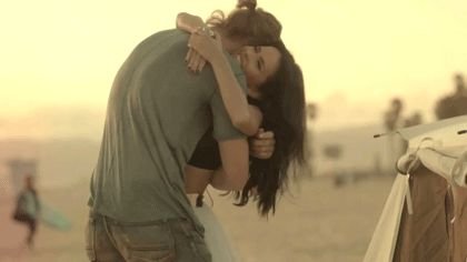 Гифки объятия