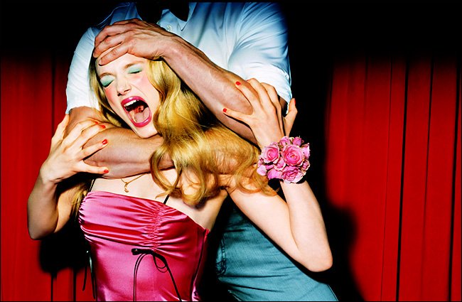 Душат красивых девушек