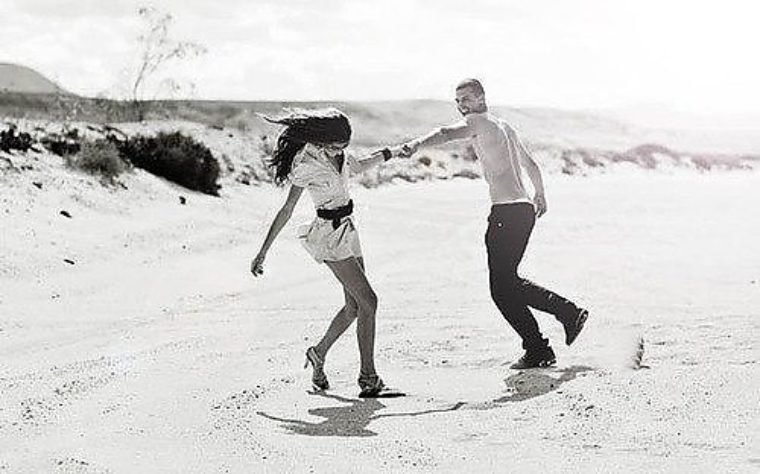 Девушка бежит за парнем