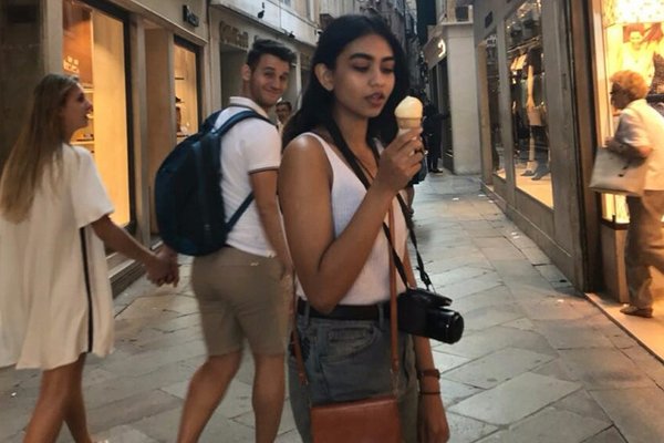 Парень засмотрелся на девушку