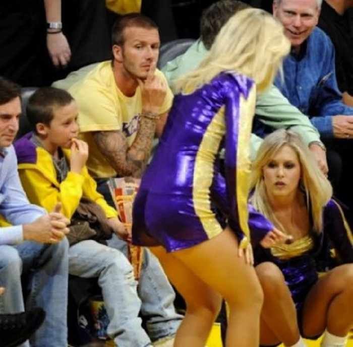 Мужчина пялится на женщину