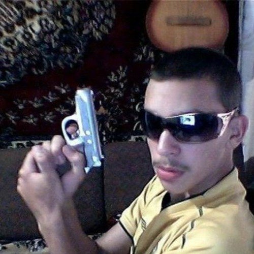 Мужик в очках с пистолетом