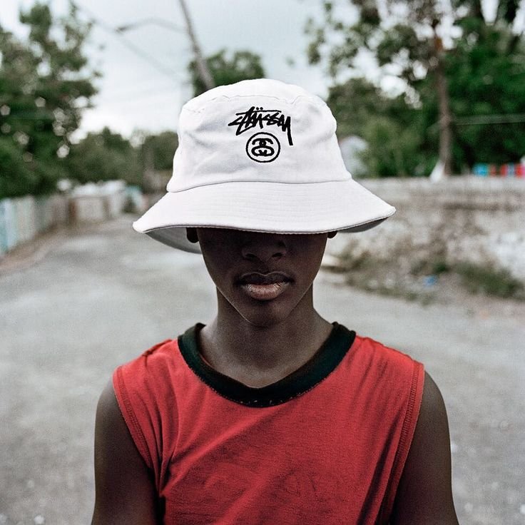 Парень в черной Панаме