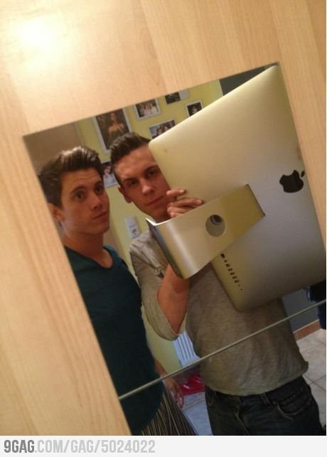 Парень в зеркале