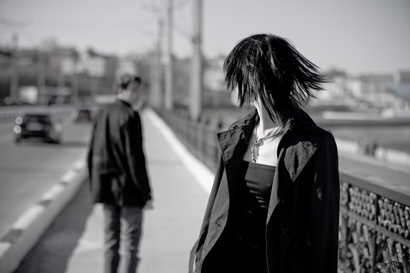 Два человека проезжают мимо друг друга