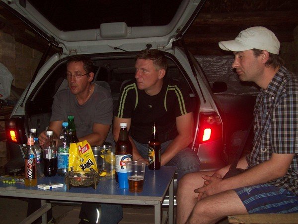 Бухают в гараже