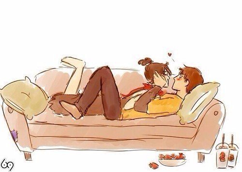 С парнем на диване