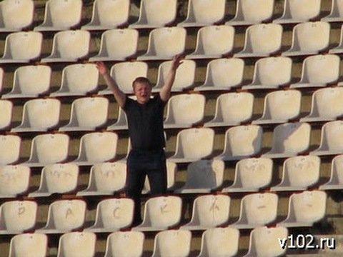 Мем один человек в зале