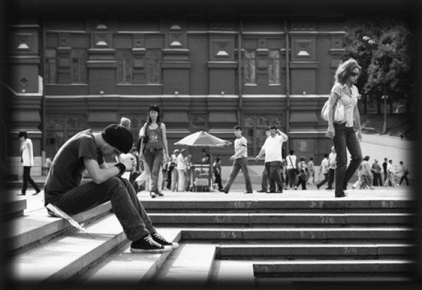 Девушка проходит мимо