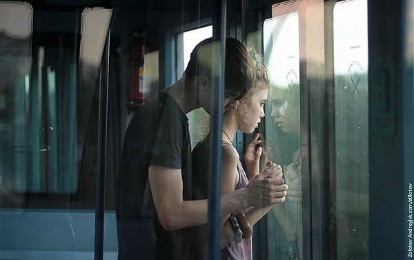 Люди проходят мимо друг друга