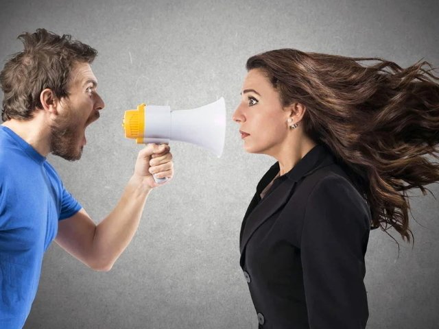Мужчина кричит на женщину