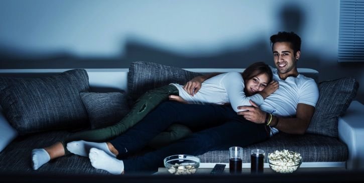 С парнем на диване