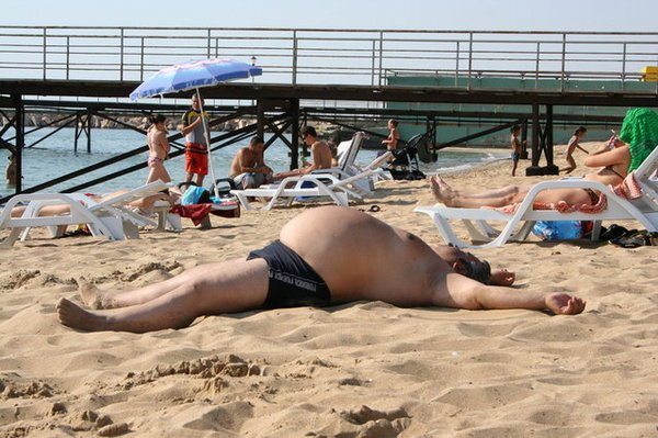 Толстые на пляже