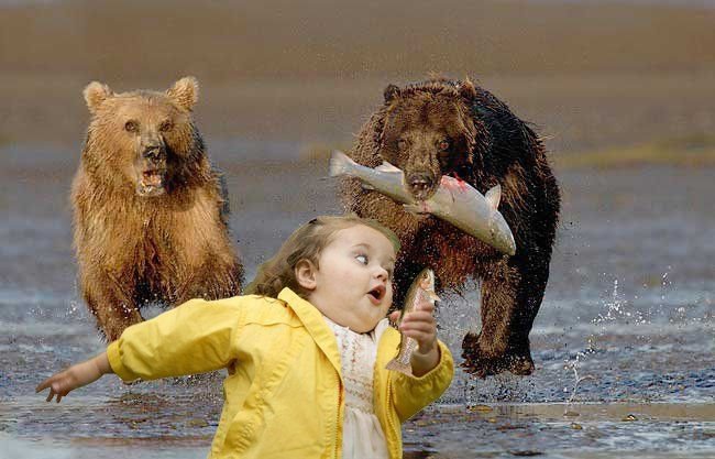 Девочка убишает от медведя