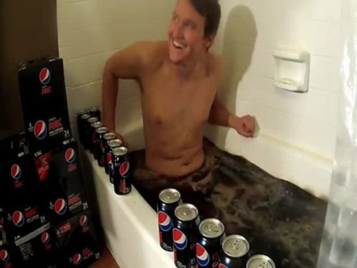 Человек моется в ванной