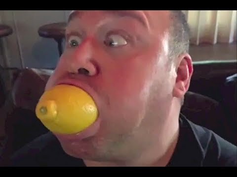 Человек с апельсином во рту