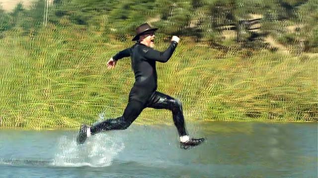 Человек бежит по воде