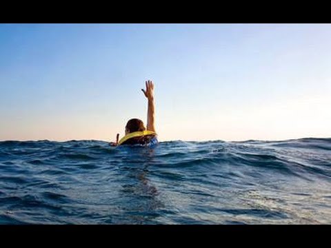 Человек за бортом в море