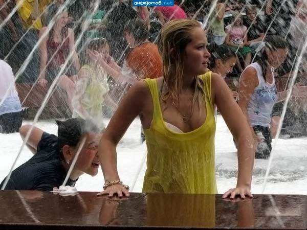 Девочка купается в фонтане