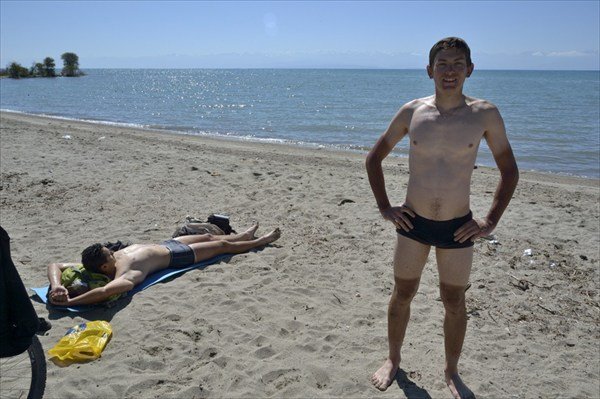 Мужчина загорает