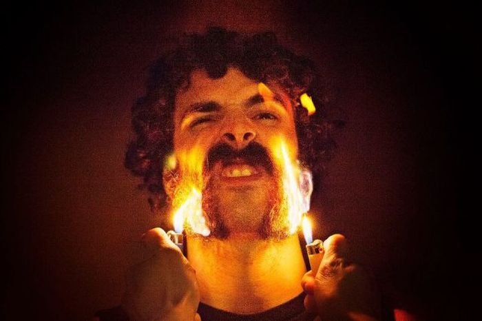 Мужик поджег бороду