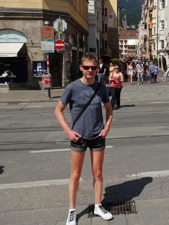 Худые мужские ноги